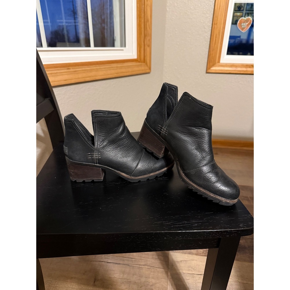 Sorel Lolla Cut-Out Black Leather Ankle Boots NL3383-010 Womens 7